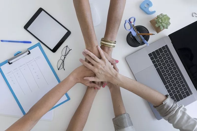 top-view-women-teaming-up-new-project.jpg рабочий стол