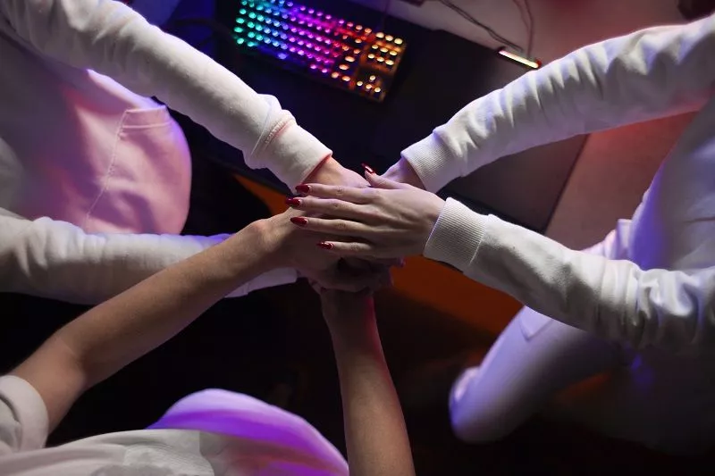 computer-team-discussing-strategy-together-holding-hands-team-set-up-before-game.jpg руки
