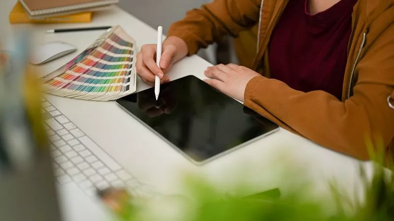 дизайнер за планшетом 