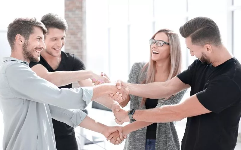 happy-smiling-business-team-standing-row-office.jpg рукопожатие