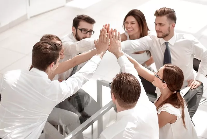 successful-business-team-giving-each-other-high-fivethe-concept-unanimity.jpg люди дают пять