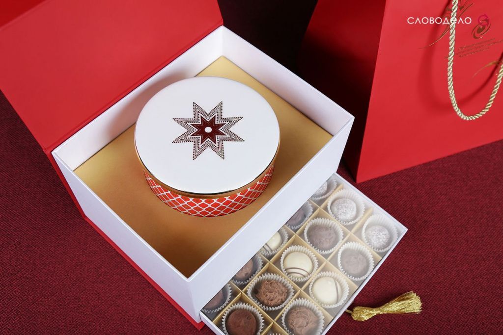 Фарфоровая конфетница и конфеты