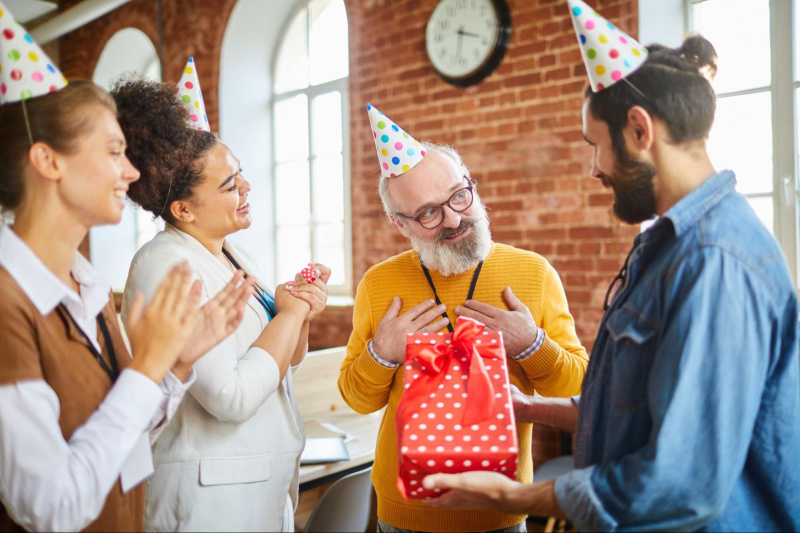 Что подарить на День Рождения начальнику: оригинальные подарки для руководителя