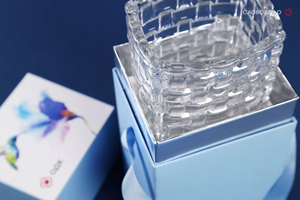 Ваза в подарочной коробке на 8 марта