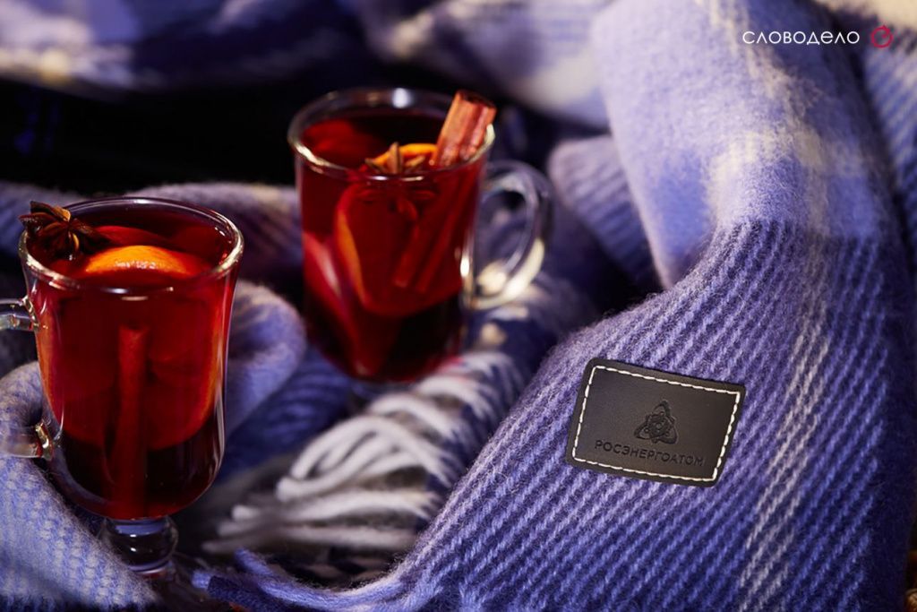 Новогодний набор: плед, вино и бокалы