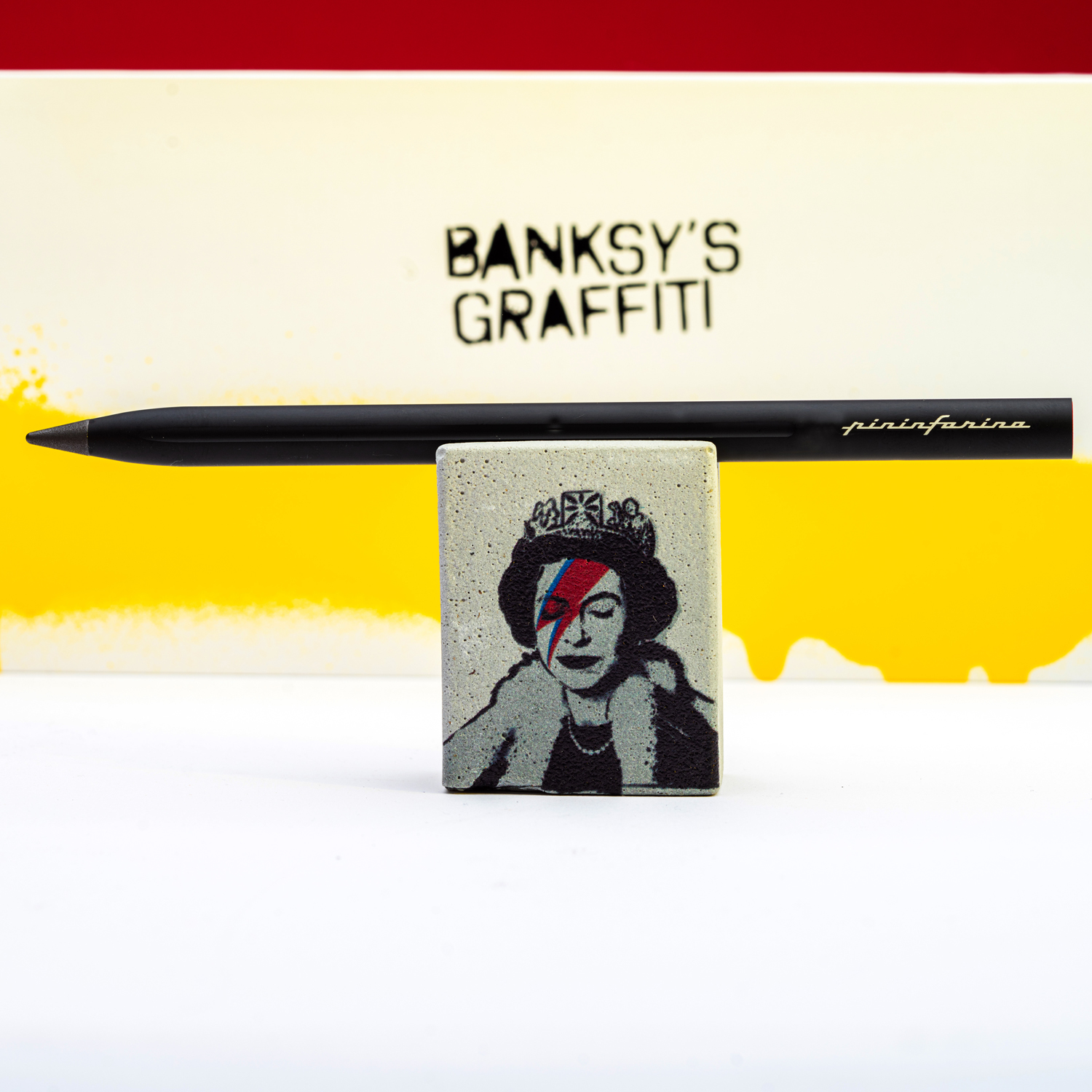 Набор Pininfarina Banksy Lizzy Stardust: карандаш SMART с бетонной подставкой