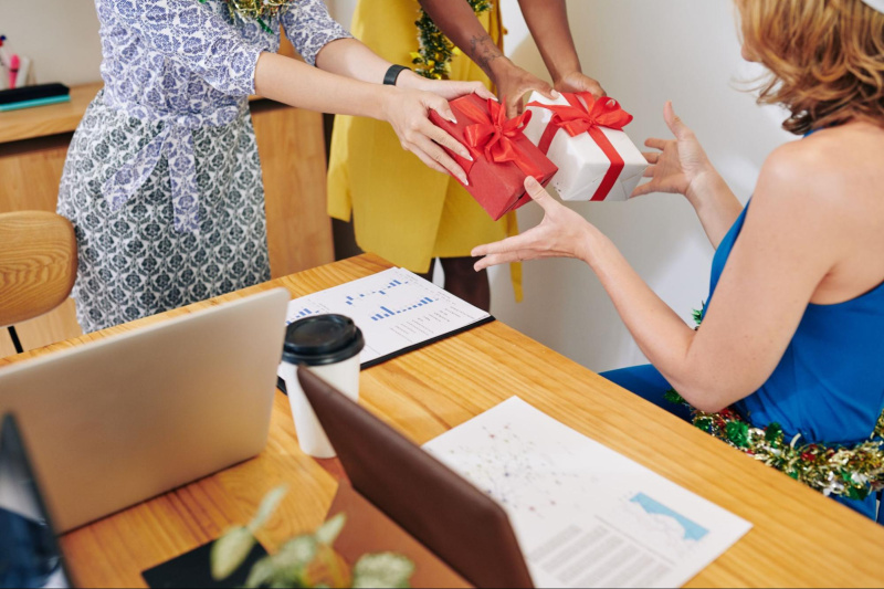 Что подарить начальнице на день рождения: идеи подарка для руководителя женщины